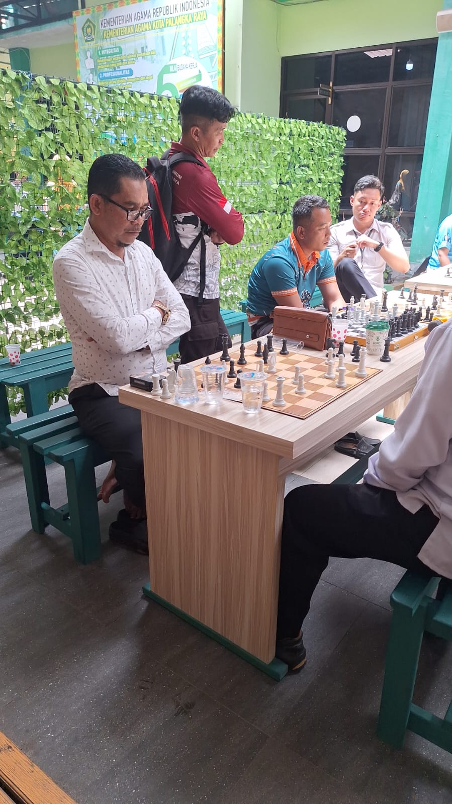 Sambut HAB ke-80, Tenaga Pendidik MTs Darul Ulum Ikuti Turnamen Catur Kemenag Palangka Raya